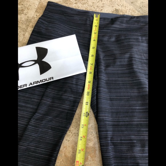 🏋️‍♀️ Under Armour Gray Black Capris - Size S - Picture 4 of 7